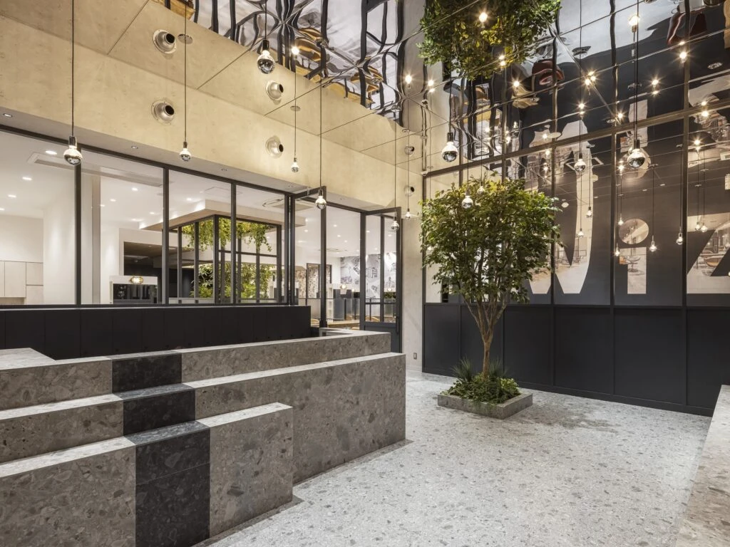 洗練された癒し空間｜無料駐車場16台完備