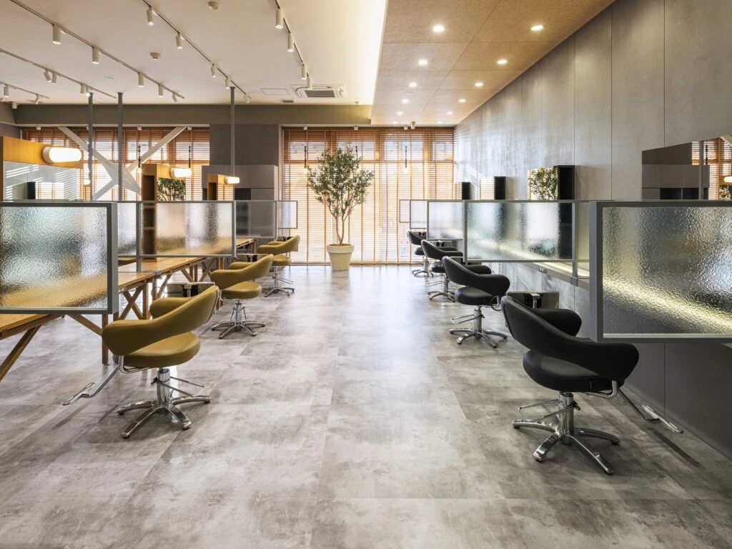 洗練された癒し空間｜無料駐車場30台以上完備