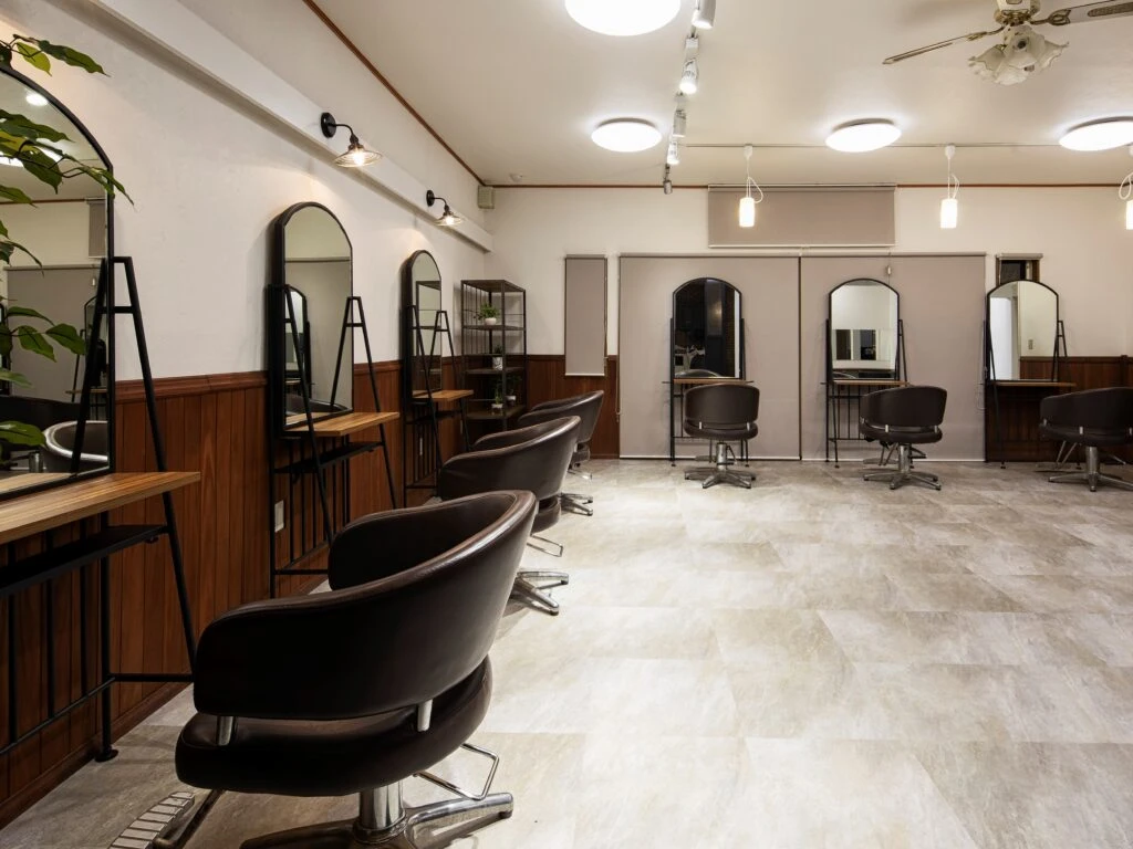 地域に愛される安心サロン｜無料駐車場8台完備