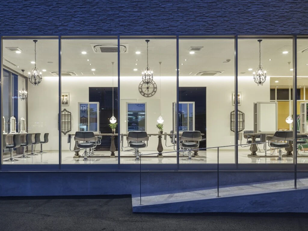 洗練された癒し空間｜無料駐車場20台完備