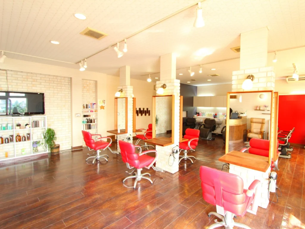 地域に愛される安心サロン｜無料駐車場完備