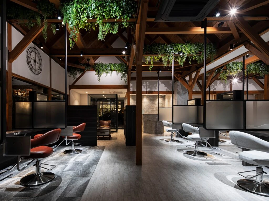 洗練された癒し空間｜無料駐車場16台完備