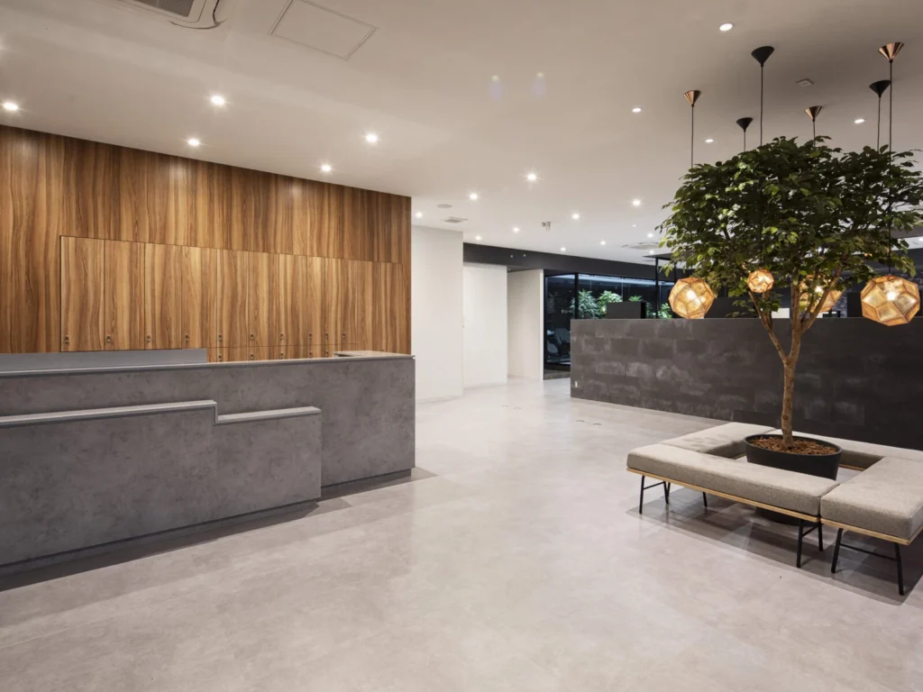 洗練された癒し空間｜無料駐車場20台完備