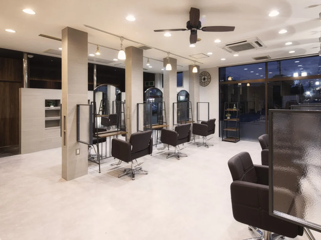 洗練された癒し空間｜無料駐車場20台完備