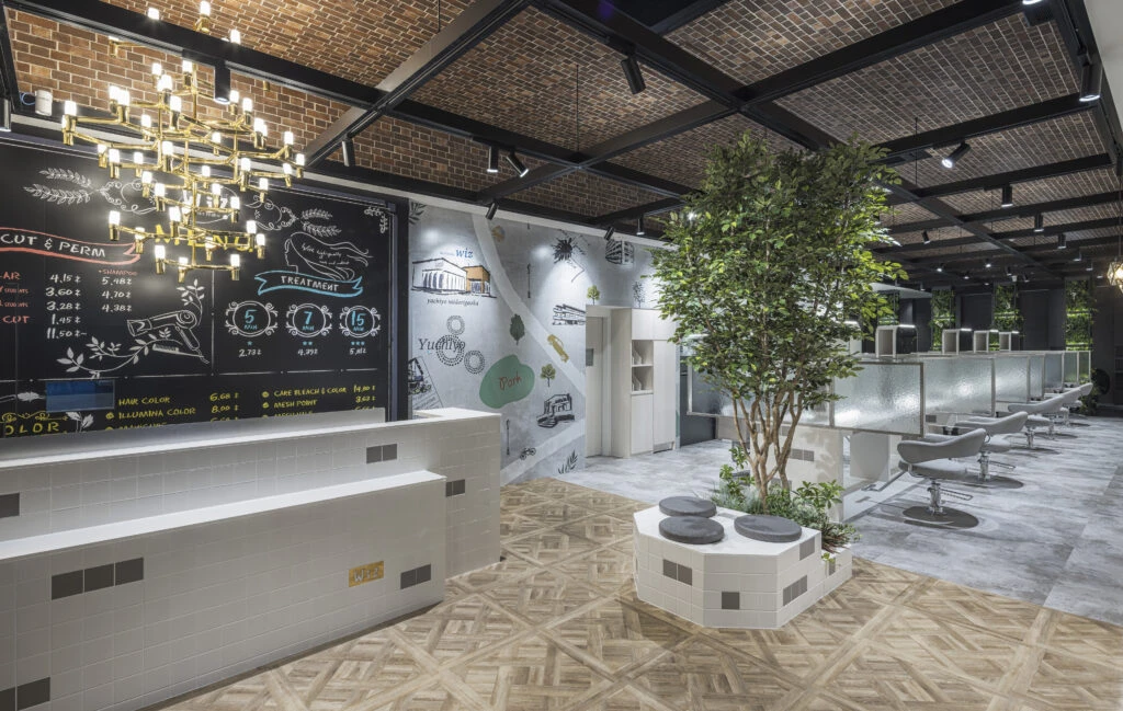 洗練された癒し空間｜無料駐車場16台完備