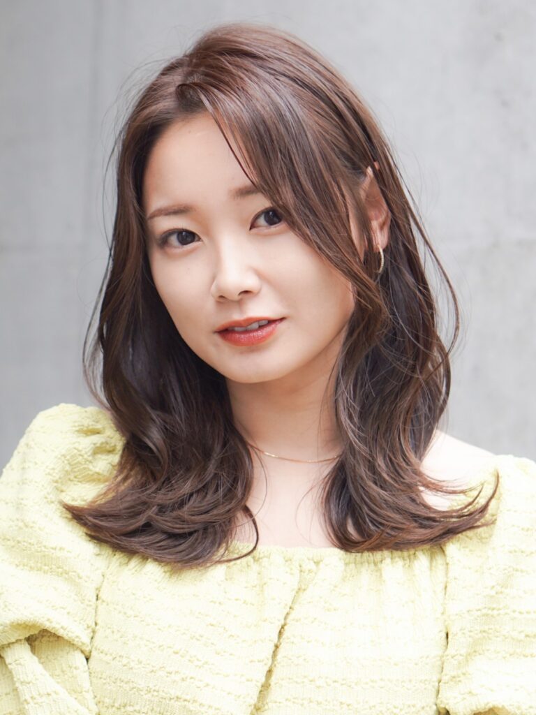 顔周りレイヤーくびれミディ 大人上品スタイル