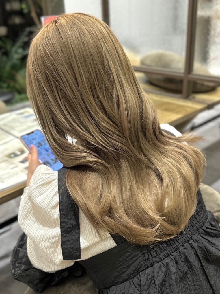 黄金色がイエベさんの肌色を柔らかくひきたてる ハニーグレージュ