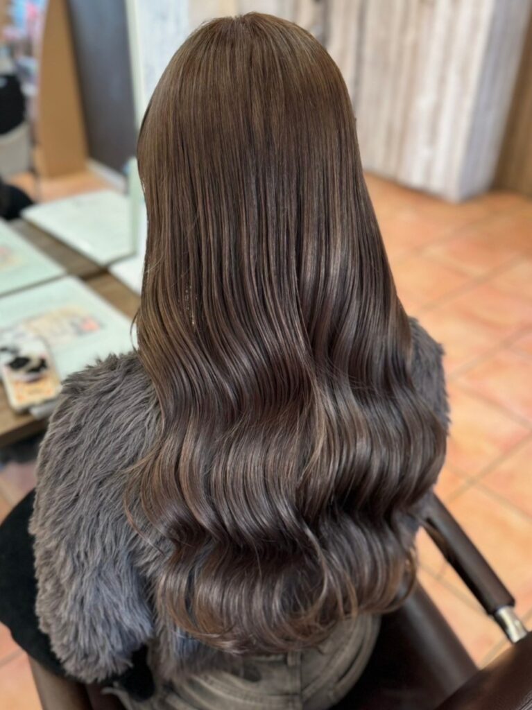 黄金色がイエベさんの肌色を柔らかくひきたてる シルバーグレージュ