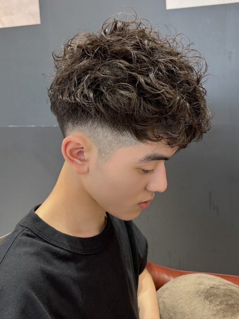 千葉県のWiz美容師る メンズ必見！スペインカールの魅力と最新トレンドまとめ 　フェードカット