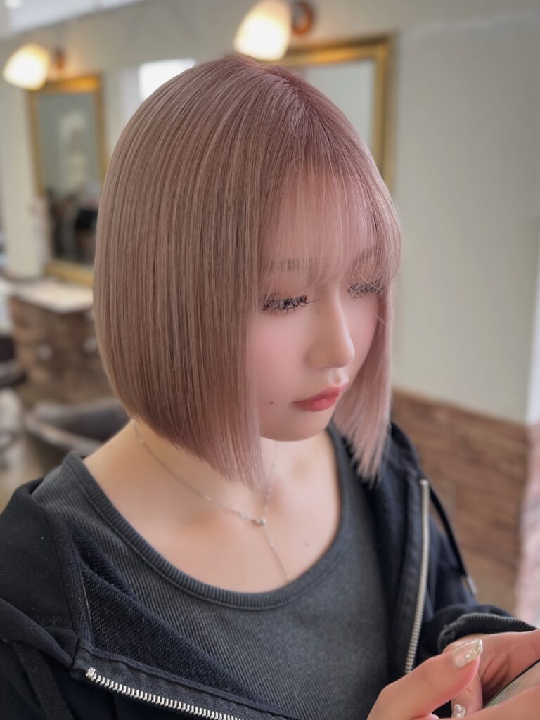 2025年版 透明感ベージュカラー完全ガイド!最旬の髪色&選び方まとめ パツっとタッセルボブ×ハイトーンピンクベージュ