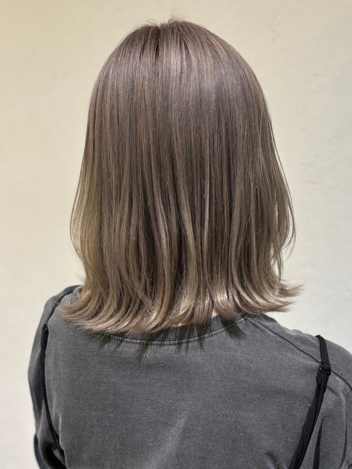 2025年版 透明感ベージュカラー完全ガイド!最旬の髪色&選び方まとめ 外ハネボブ×グレージュ