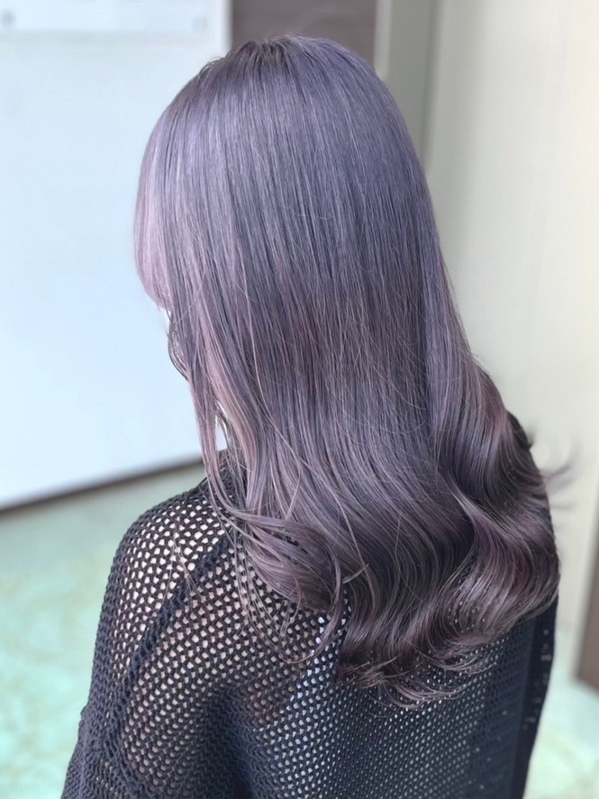 黄金色がイエベさんの肌色を柔らかくひきたてる ラベンダーグレージュ