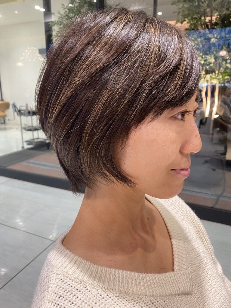 千葉の美容室Wiz 大人世代の新常識!白髪は『隠すから活かすへ』【白髪ぼかし】トレンド徹底解説 顔周り+髪の表面ハイライト フェミニンショート