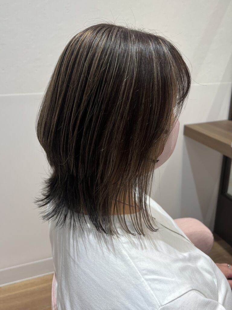 千葉の美容室Wiz 大人世代の新常識!白髪は『隠すから活かすへ』【白髪ぼかし】トレンド徹底解説 顔周り+髪の表面ハイライト+インナーカラー