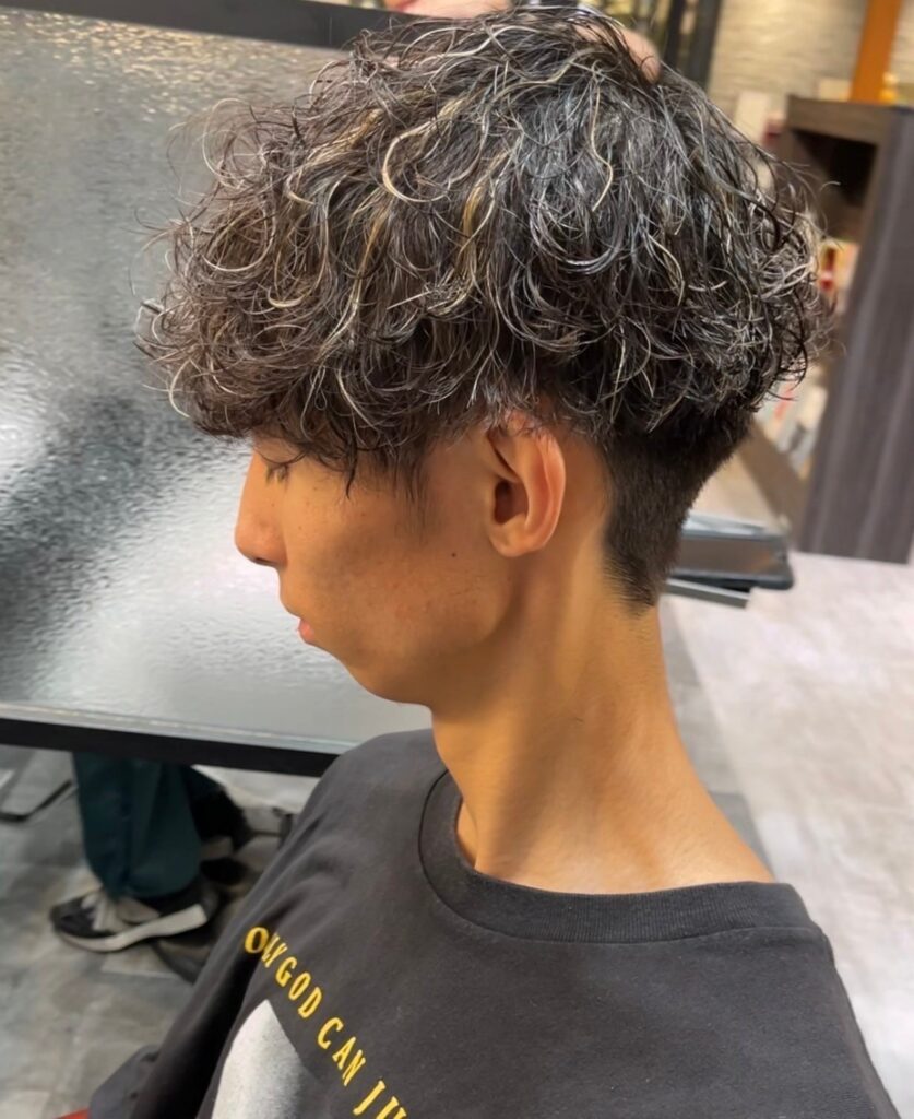 千葉県のWiz美容師る メンズ必見！スペインカールの魅力と最新トレンドまとめ 　ハイライト