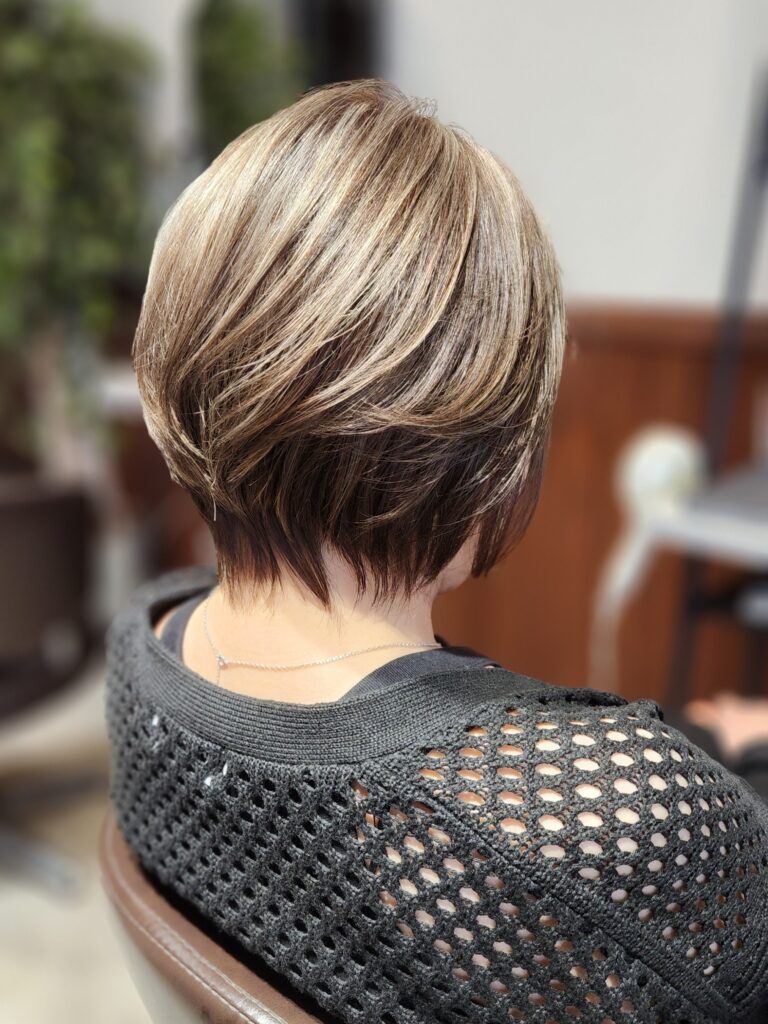 千葉の美容室Wiz 大人世代の新常識!白髪は『隠すから活かすへ』【白髪ぼかし】トレンド徹底解説 顔周り+髪の表面ハイライト アッシュベージュ