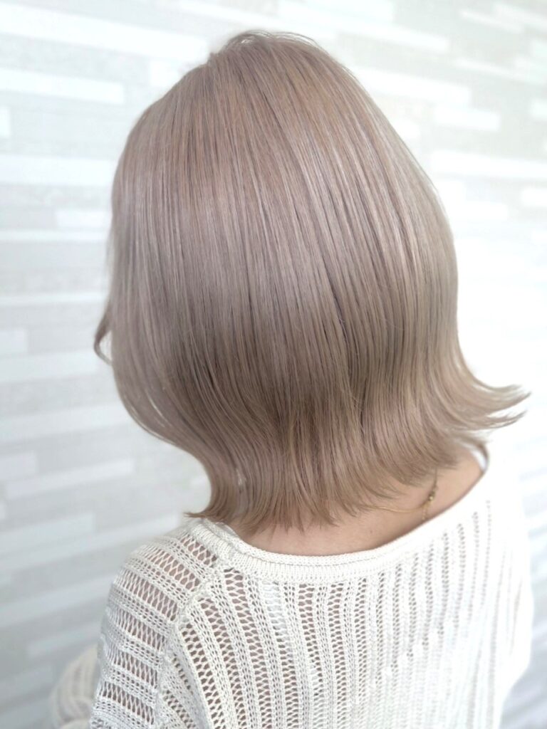 黄金色がイエベさんの肌色を柔らかくひきたてる ホワイトグレージュ