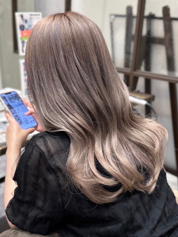 2025年版 透明感ベージュカラー完全ガイド!最旬の髪色&選び方まとめ ハイトーングレージュ