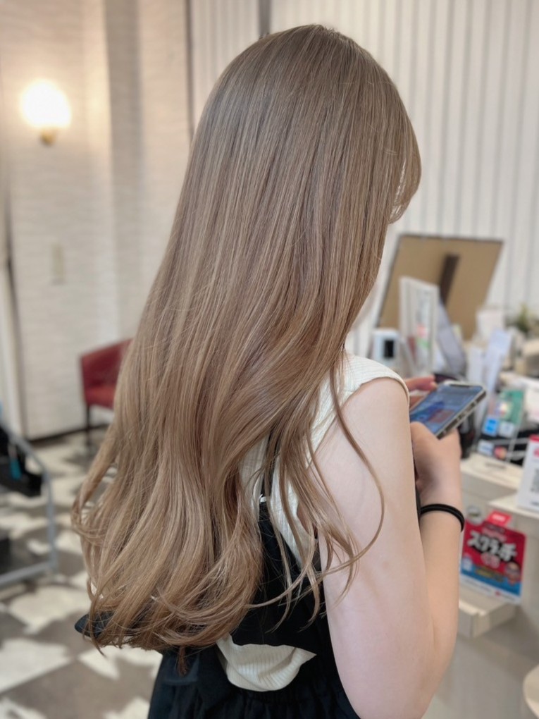 2025年版 透明感ベージュカラー完全ガイド!最旬の髪色&選び方まとめ ミルクティーベージュ