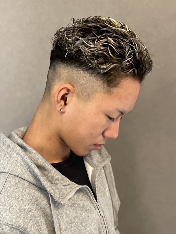 千葉県のWiz美容師る メンズ必見！スペインカールの魅力と最新トレンドまとめ 　短めスペインカール×アップバング