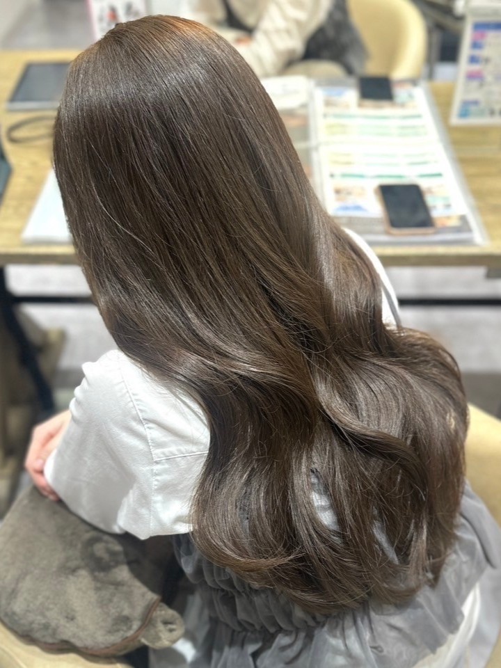 黄金色がイエベさんの肌色を柔らかくひきたてる オリーブベージュ