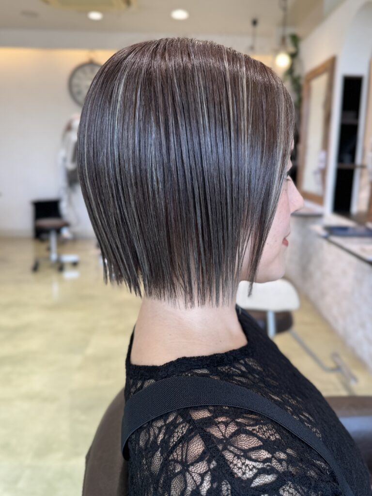 千葉の美容室Wiz 大人世代の新常識!白髪は『隠すから活かすへ』【白髪ぼかし】トレンド徹底解説 顔周り+髪の表面ハイライト アッシュグレイ