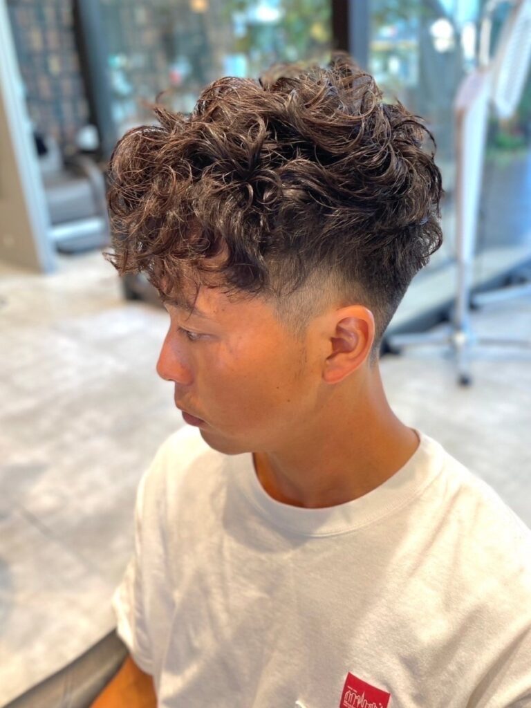 千葉県のWiz美容師る メンズ必見！スペインカールの魅力と最新トレンドまとめ 　短めスペインカール×アッシュブラウン