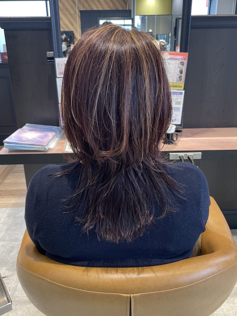 千葉の美容室Wiz 大人世代の新常識!白髪は『隠すから活かすへ』【白髪ぼかし】トレンド徹底解説 顔周り+髪の表面ハイライト くびれウルフ