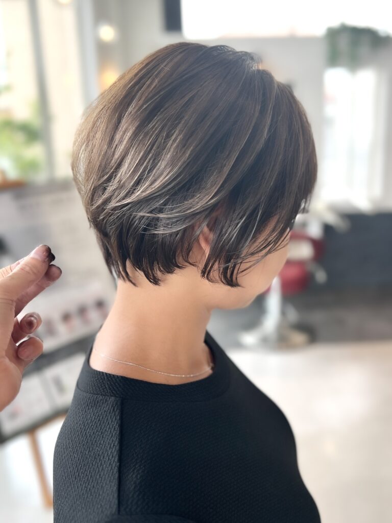 千葉の美容室Wiz 大人世代の新常識!白髪は『隠すから活かすへ』【白髪ぼかし】トレンド徹底解説 顔周り+髪の表面ハイライト グレージュ