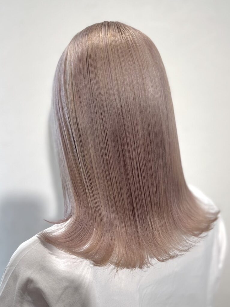 2025年版 透明感ベージュカラー完全ガイド!最旬の髪色&選び方まとめ フェミニン×ミルクティーベージュ