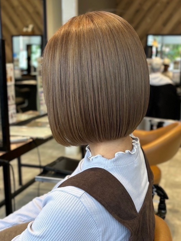 2025年版 透明感ベージュカラー完全ガイド!最旬の髪色&選び方まとめ 丸みボブ×オリーブベージュ