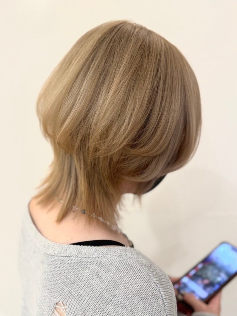 2025年版 透明感ベージュカラー完全ガイド!最旬の髪色&選び方まとめ ネオウルフ×ミルクティーベージュ