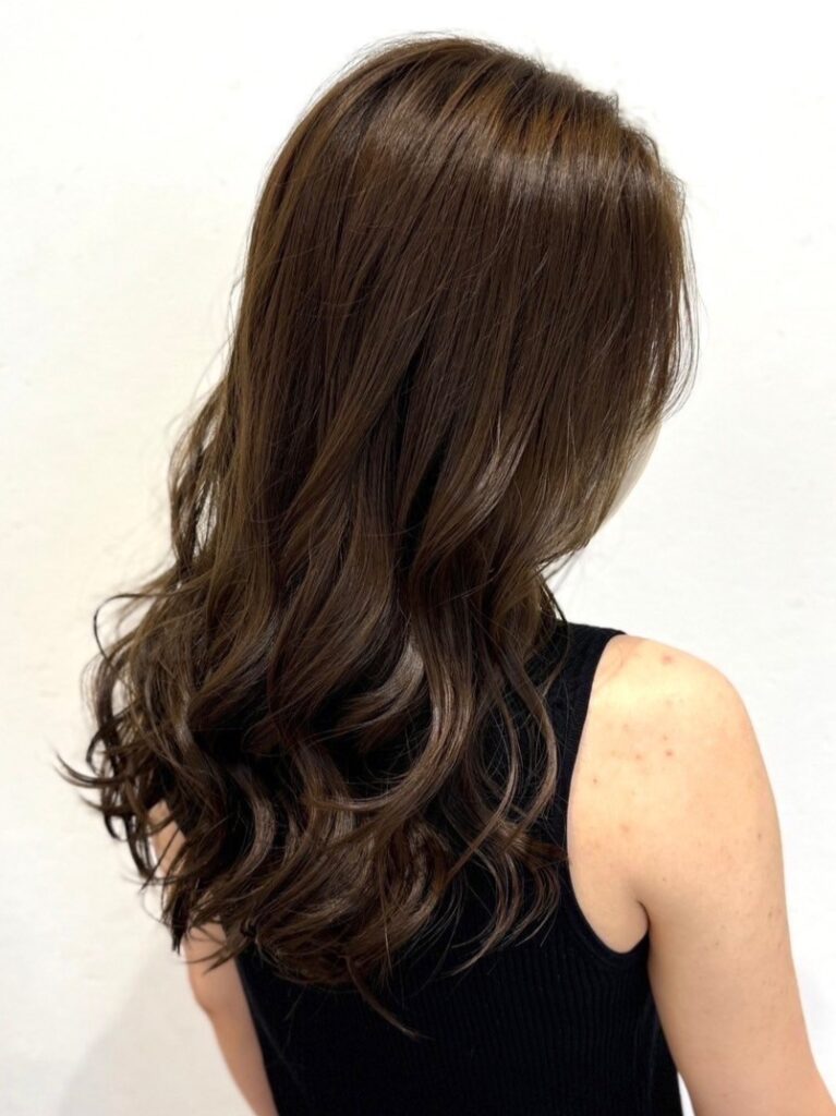 黄金色がイエベさんの肌色を柔らかくひきたてる ダークベージュ