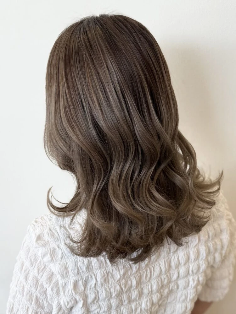 【2025年夏ヘアカラー】透明感×柔らかさが鍵！最新トレンド完全ガイド くびれミディ×シルバーグレージュ