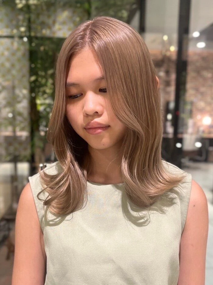 【2025年夏ヘアカラー】透明感×柔らかさが鍵！最新トレンド完全ガイド ミルクティーベージュ