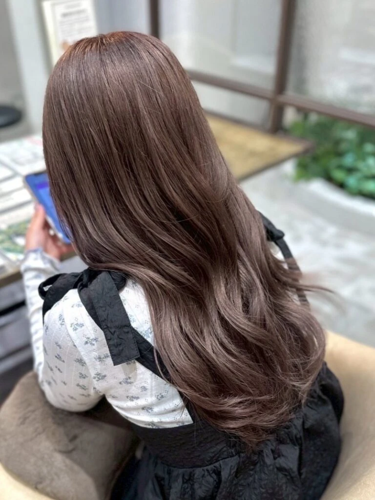 【2025年夏ヘアカラー】透明感×柔らかさが鍵！最新トレンド完全ガイド くすみブラウン