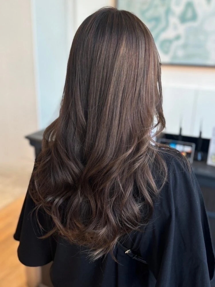 【2025年夏ヘアカラー】透明感×柔らかさが鍵！最新トレンド完全ガイド ブリーチなし×くすみブラウン