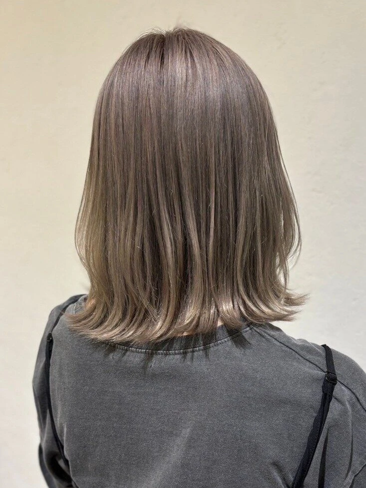 【2025年夏ヘアカラー】透明感×柔らかさが鍵！最新トレンド完全ガイド 外ハネミディアム×グレージュ