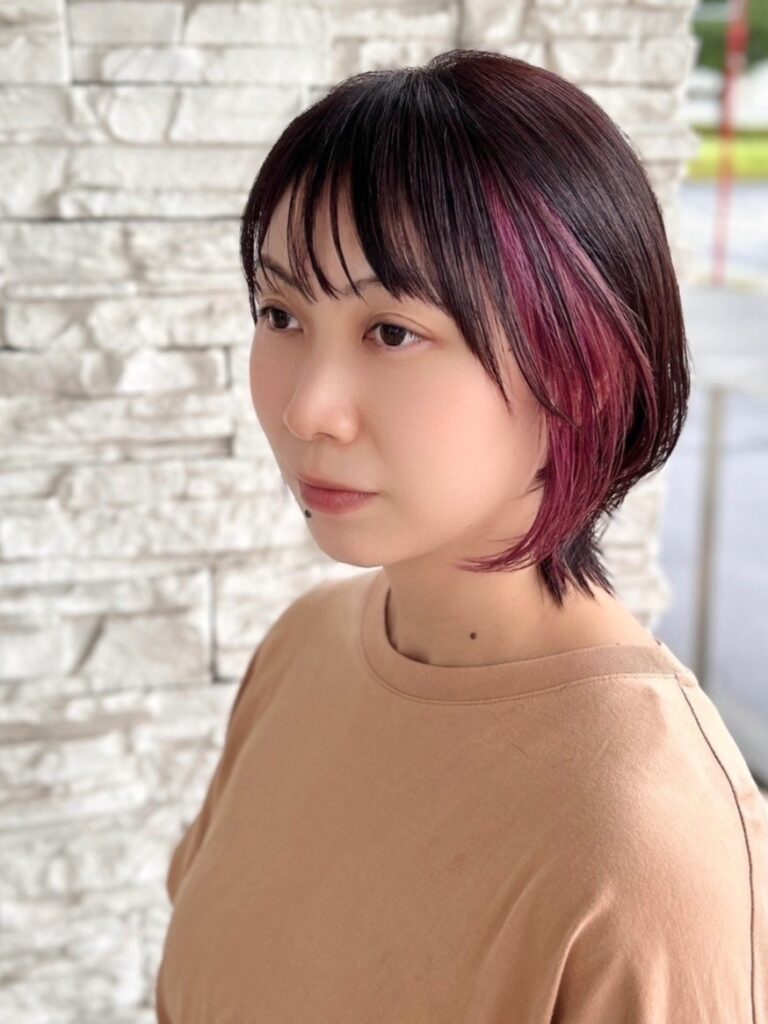 くびれショートで叶える小顔・若見えヘア｜最旬スタイル×似合わせ術まとめ/韓国女優風くびれショート　大人ピンクインナーカラー
