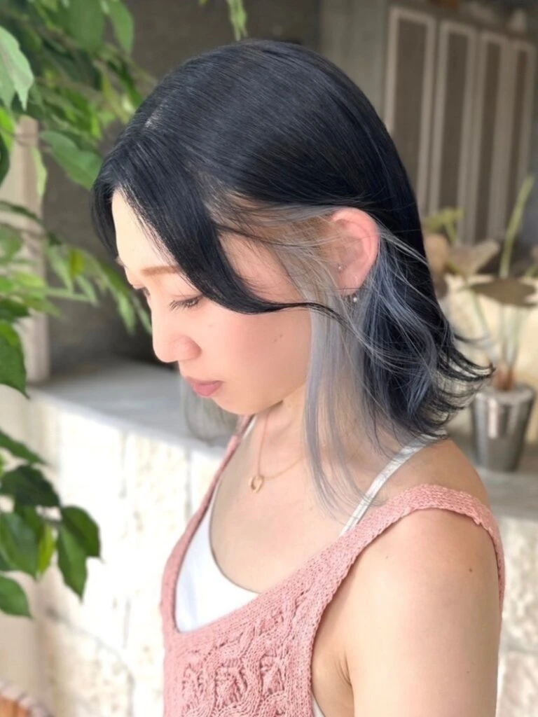 【2025年夏ヘアカラー】透明感×柔らかさが鍵！最新トレンド完全ガイド ペールブルーインナーカラー