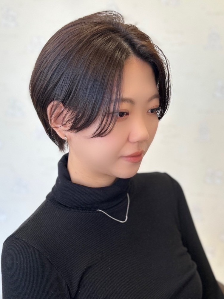 くびれショートで叶える小顔・若見えヘア｜最旬スタイル×似合わせ術まとめ/センターパート×くびれショート