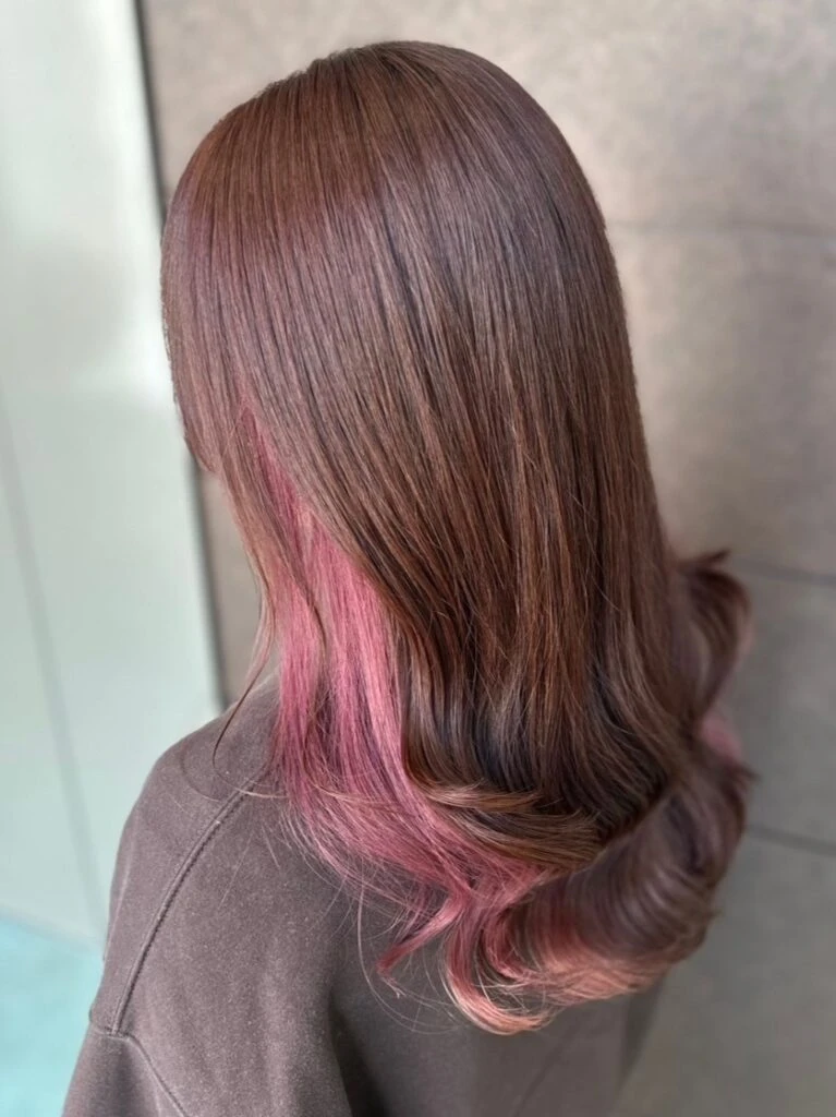 【2025年夏ヘアカラー】透明感×柔らかさが鍵！最新トレンド完全ガイド　ピンクベージュ×インナーカラー