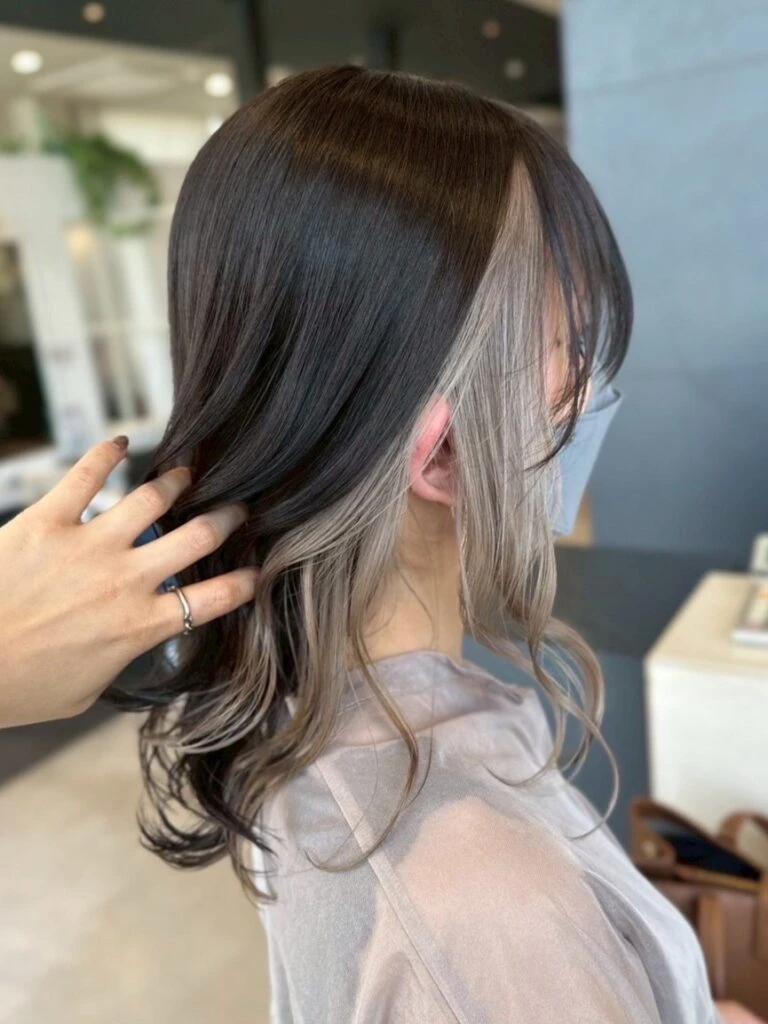 【2025年夏ヘアカラー】透明感×柔らかさが鍵！最新トレンド完全ガイド ホワイトグレージュインナーカラー