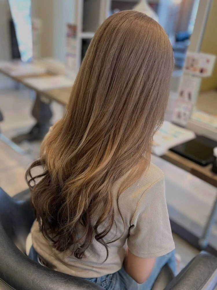 【2025年夏ヘアカラー】透明感×柔らかさが鍵！最新トレンド完全ガイド ミルクティーベージュ×ブラック エンドカラー