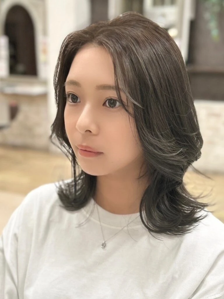 【2025年夏ヘアカラー】透明感×柔らかさが鍵！最新トレンド完全ガイド くびれミディ×オリーブベージュ