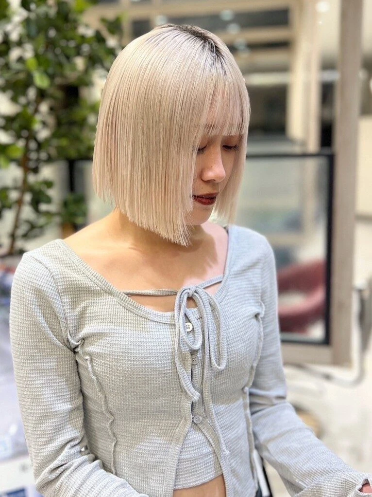 【2025年夏ヘアカラー】透明感×柔らかさが鍵！最新トレンド完全ガイド ブリーチあり ホワイトベージュ