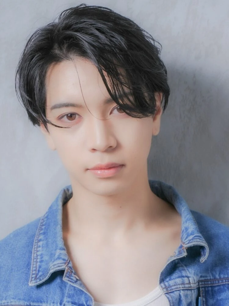 大人気！フェザーショート完全ガイド｜短め・長め・センターパート…魅力を徹底解説 シースルーバング×フェザーショート