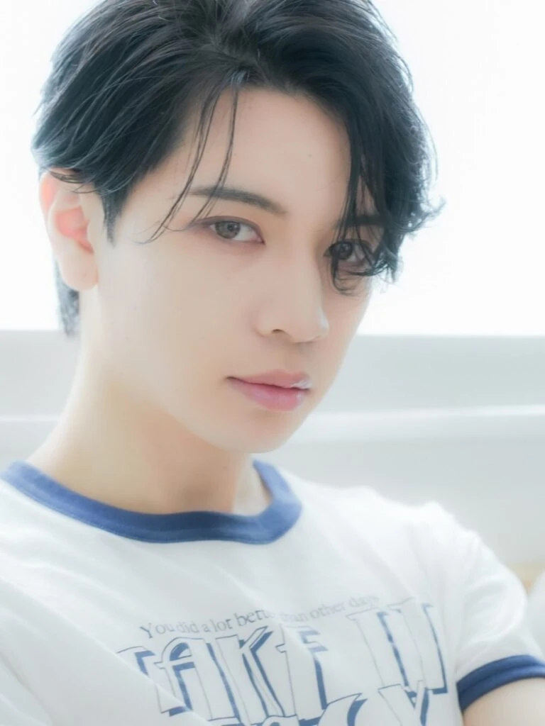 大人気！フェザーショート完全ガイド｜短め・長め・センターパート…魅力を徹底解説 シースルーバング×フェザーショート