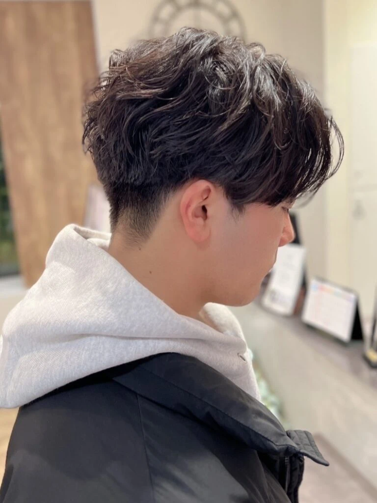 2025年最新版|メンズ〈センターパート×パーマ〉特集 柔らかな陰影を作り出すシャドウパーマ