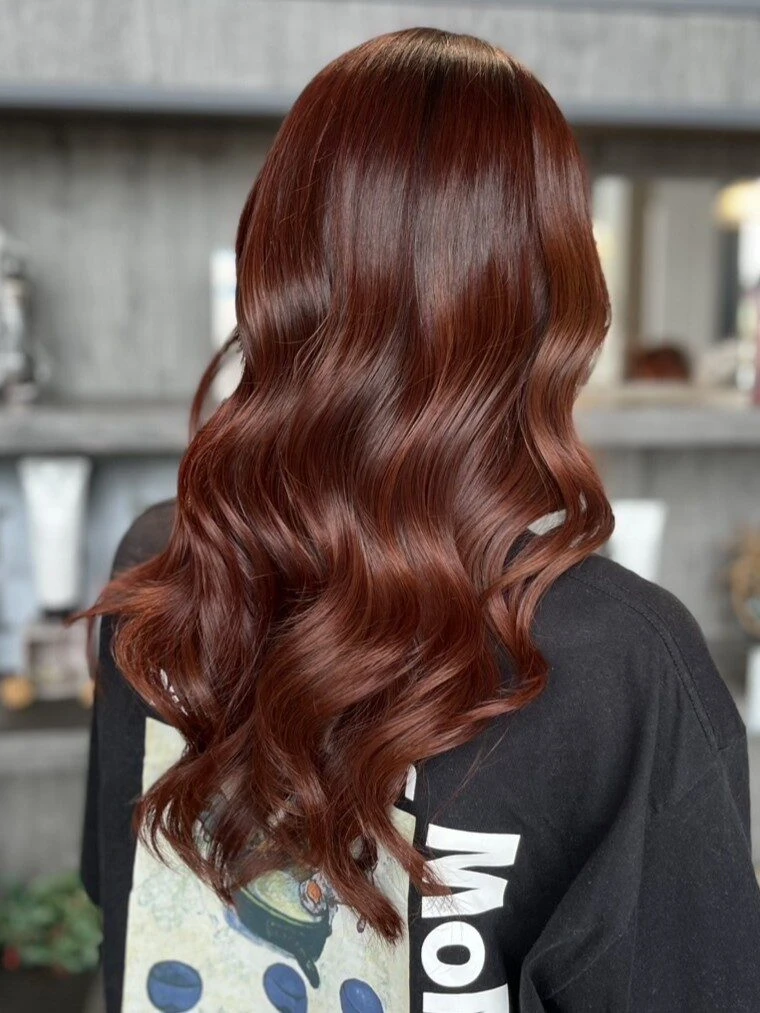 【2025年最旬秋カラー】芸能人も注目のブラウンカラーが本命！バリエーションを徹底解説｜ レッドブラウン